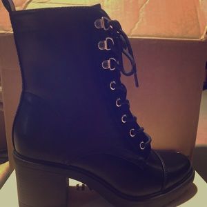 Lace up Heeled boot